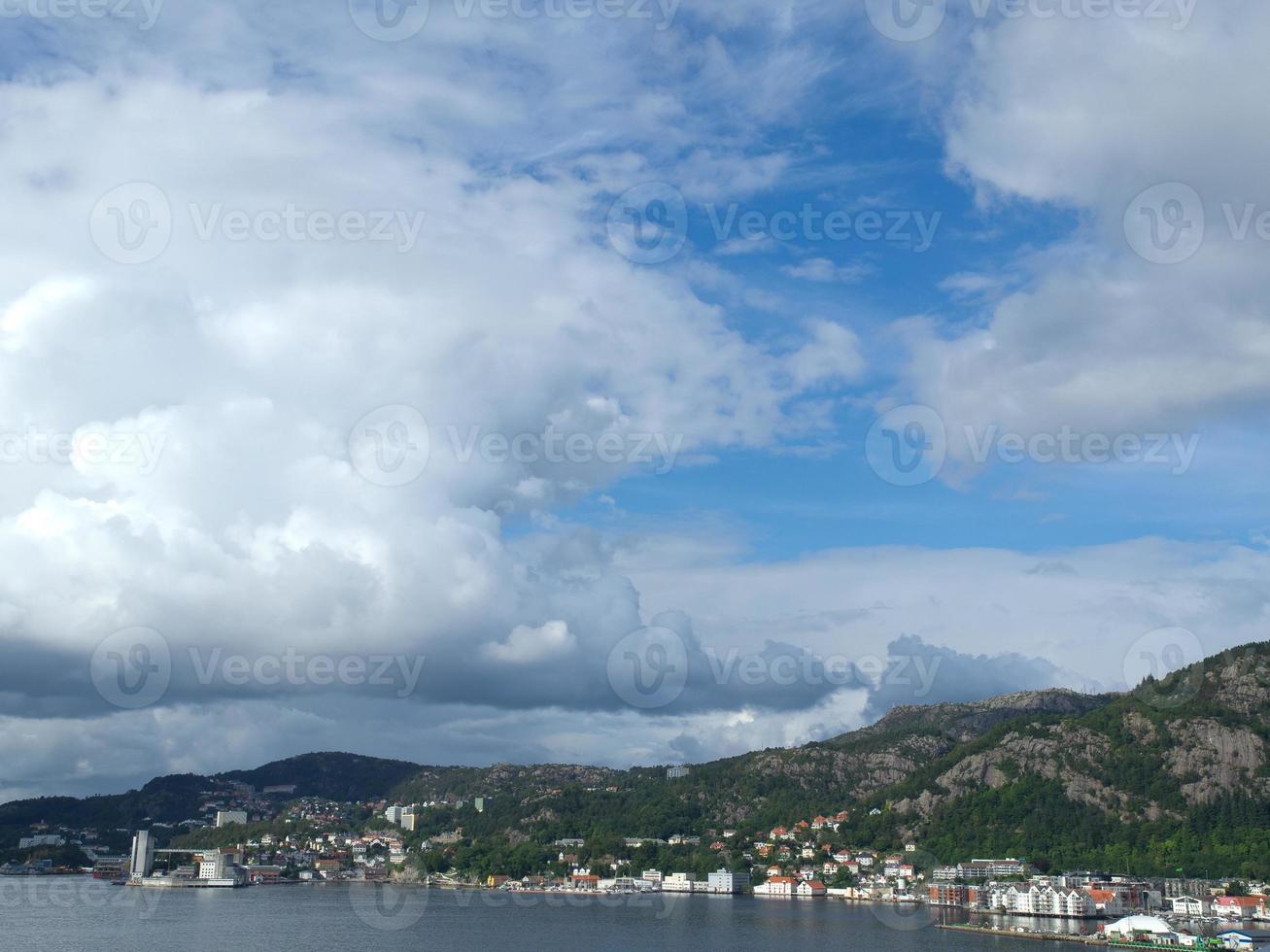 die stadt bergen und die fjorde von norwegen foto