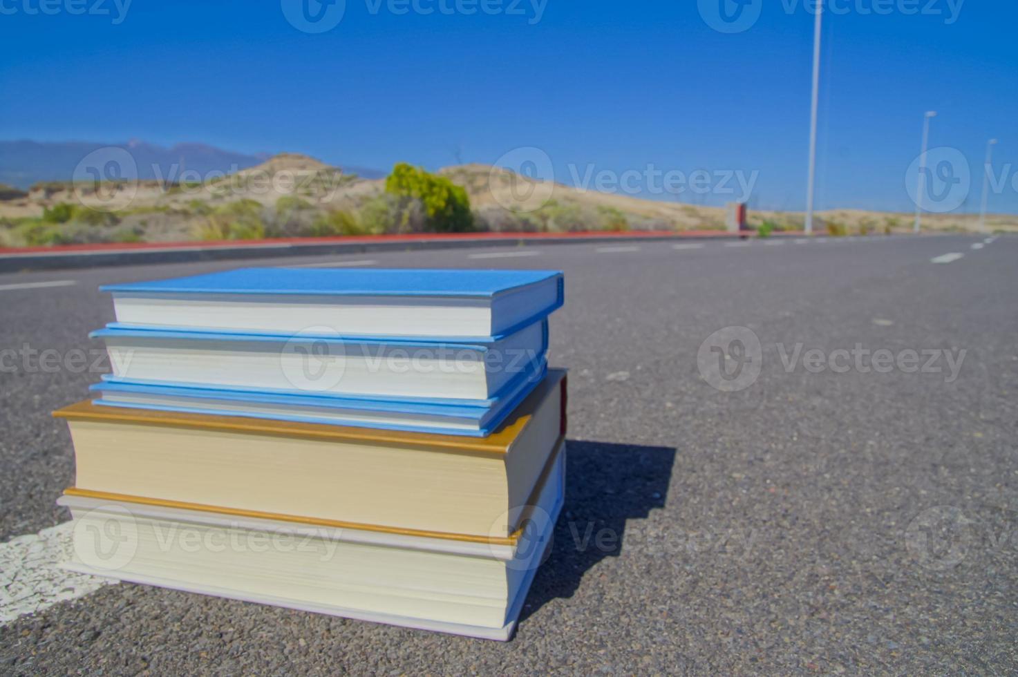 auf der Straße Literaturkonzept foto