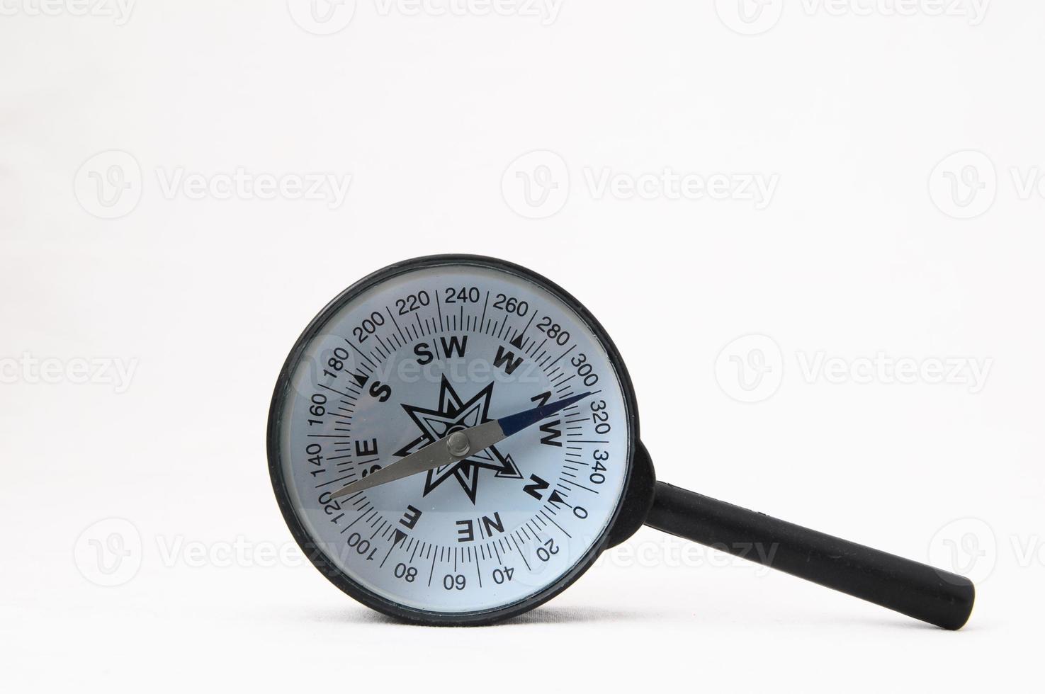 analoger Kompass mit Lupenglas foto