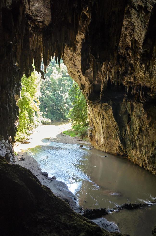 Eingang zur Tham Lod-Höhle mit Stalaktiten und Stalagmiten foto