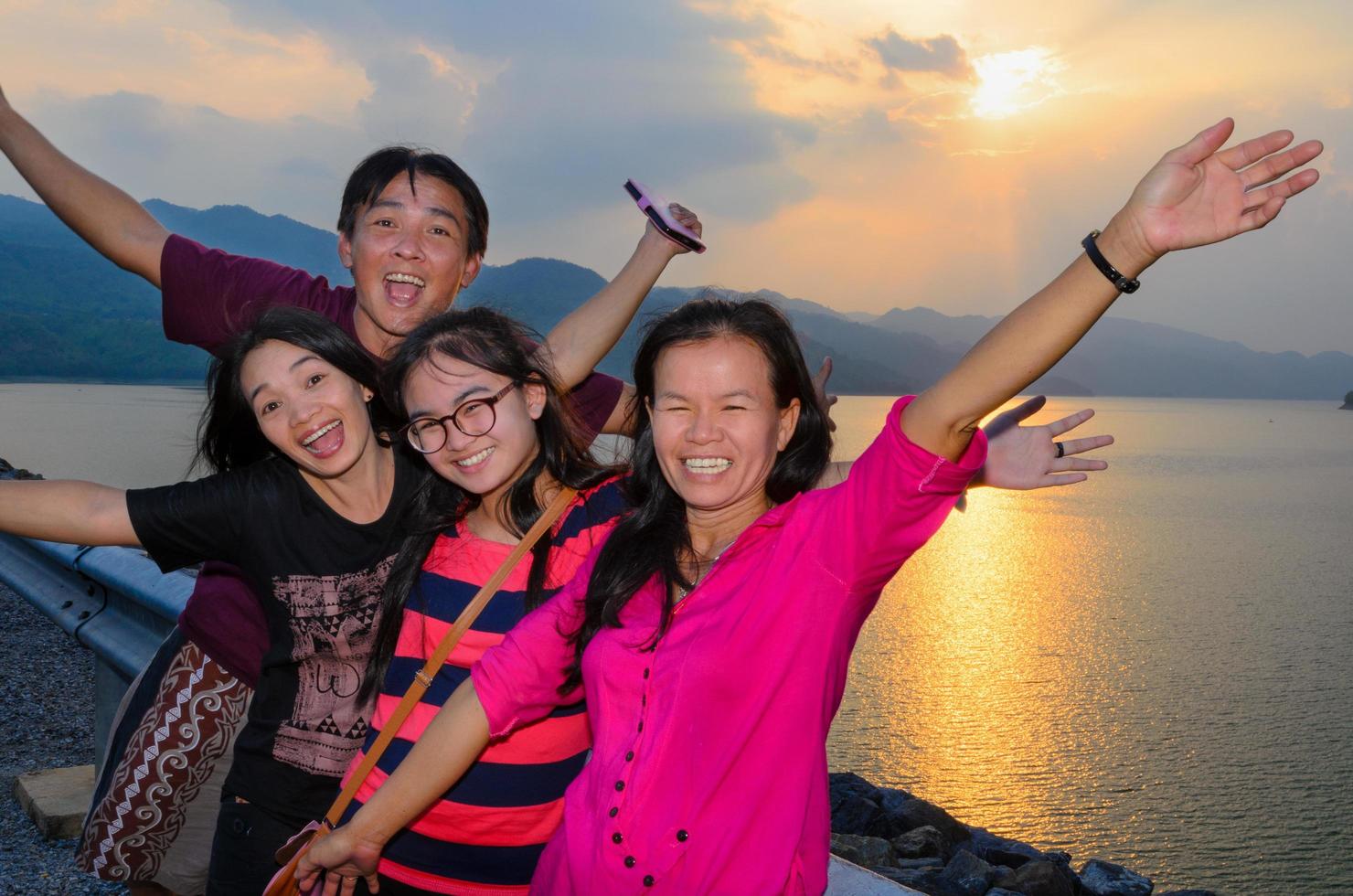 Familie glücklich während des Sonnenuntergangs foto