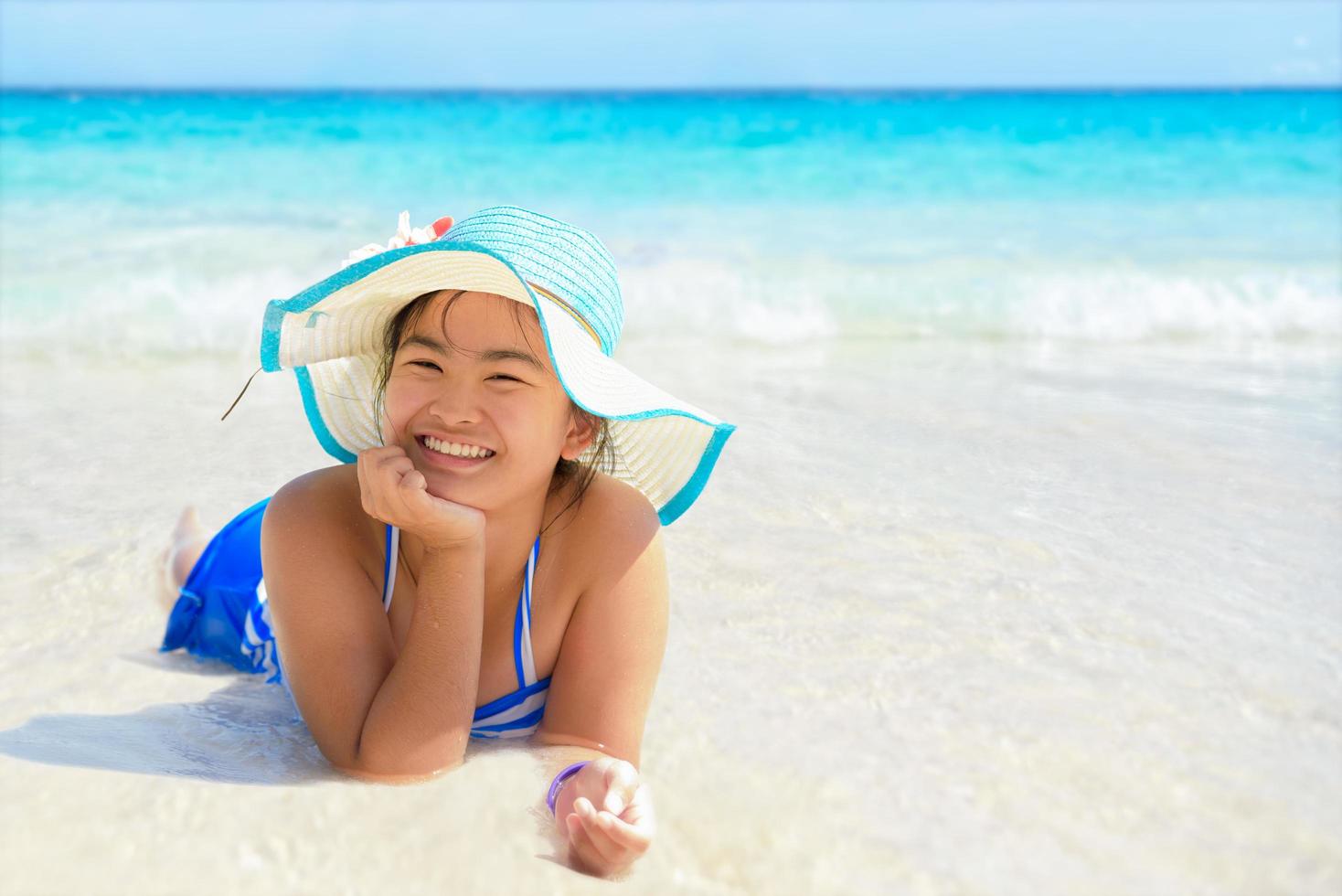 glückliches Mädchen am Strand von Thailand foto