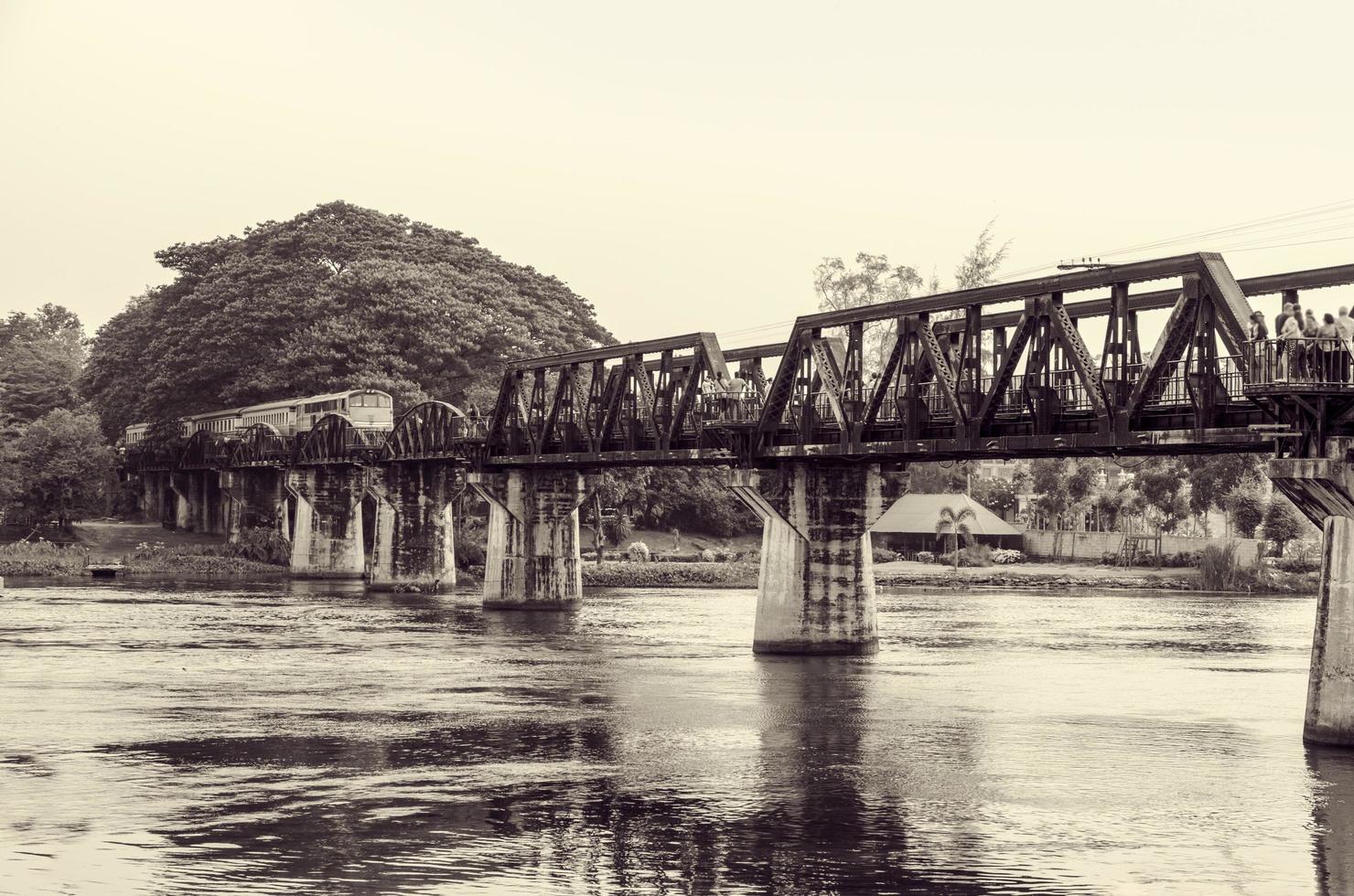 Schwarz-Weiß-Brücke über den Fluss Kwai foto