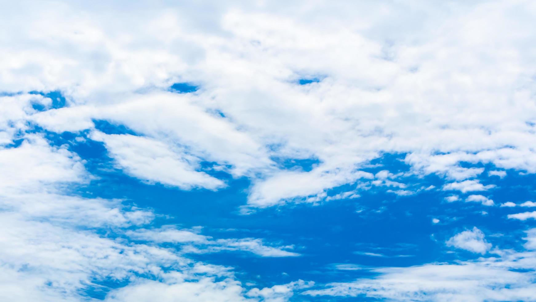 blauer bewölkter Himmel als Hintergrund foto