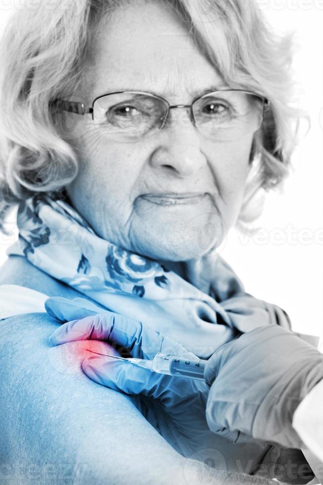 schmerzhafte Injektion bei älterer Frau foto