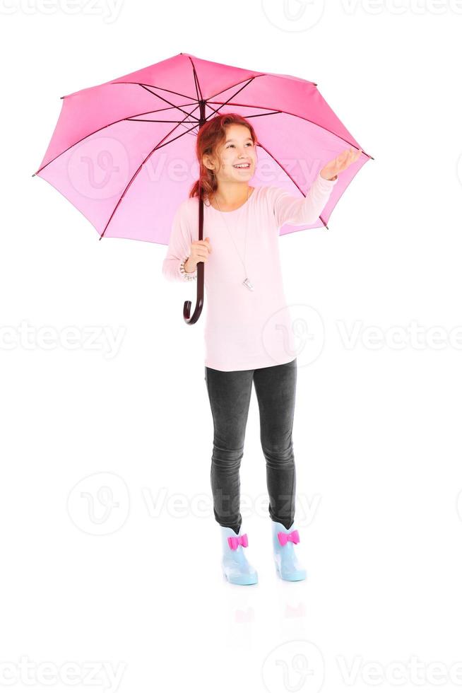 kleines Mädchen mit Regenschirm foto