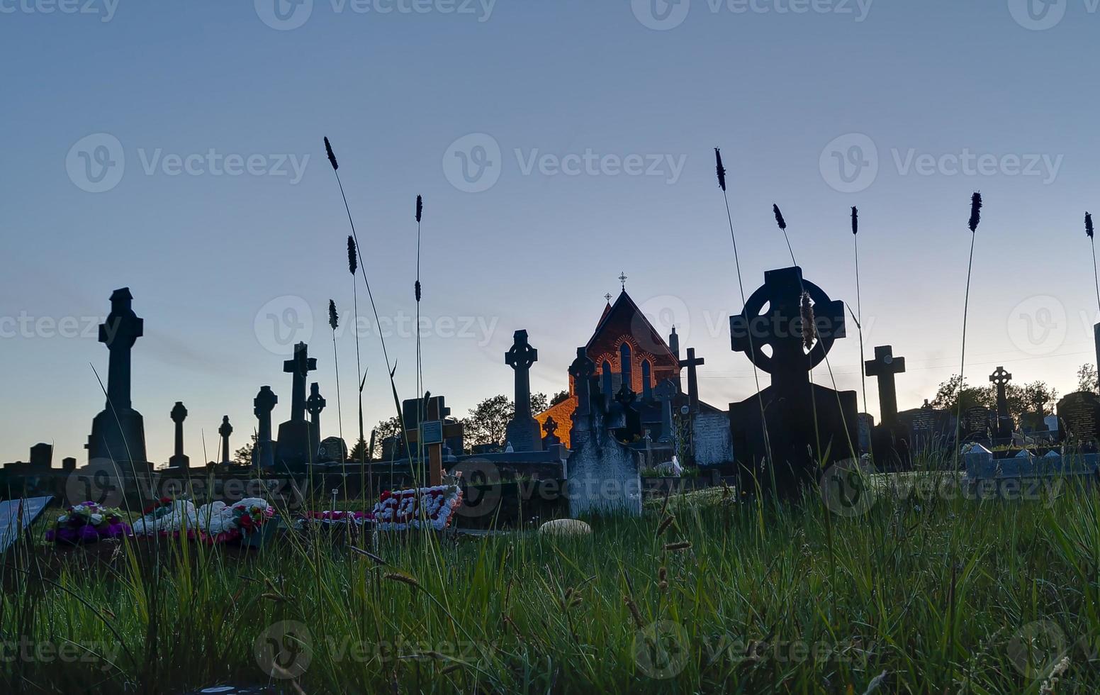 Alter Friedhof am Abend in Irland foto