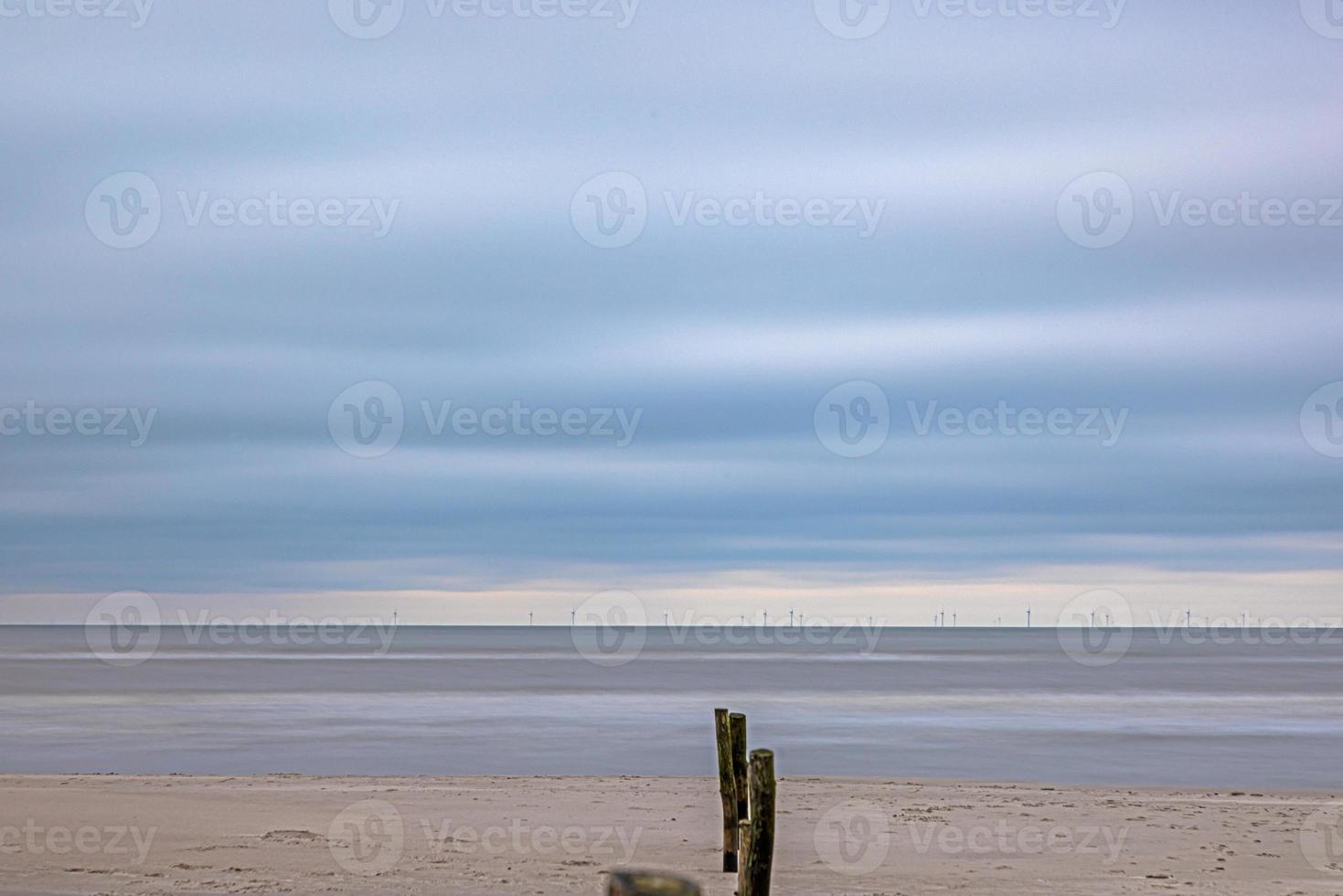 Blick auf den breiten Sandstrand von Vejers in Dänemark im Abendlicht foto