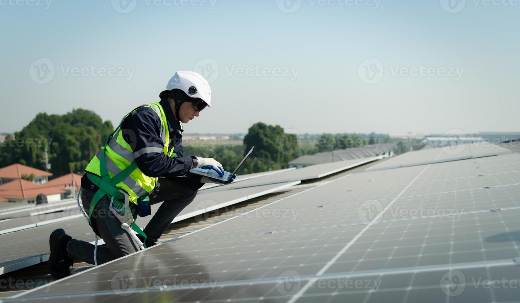 verantwortlicher ingenieur für die installation von sonnenkollektoren die installation von solarenergie foto