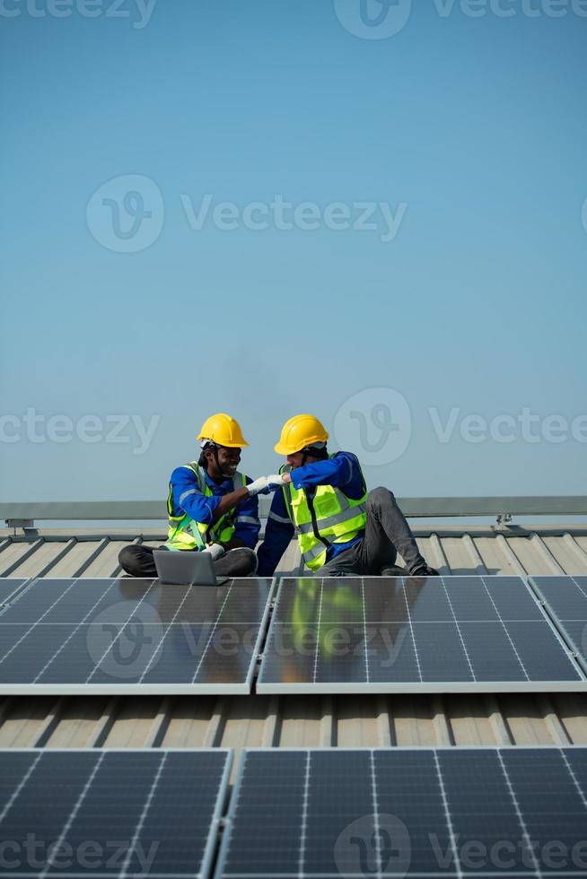 verantwortlicher ingenieur für die installation von sonnenkollektoren die installation von solarenergie foto