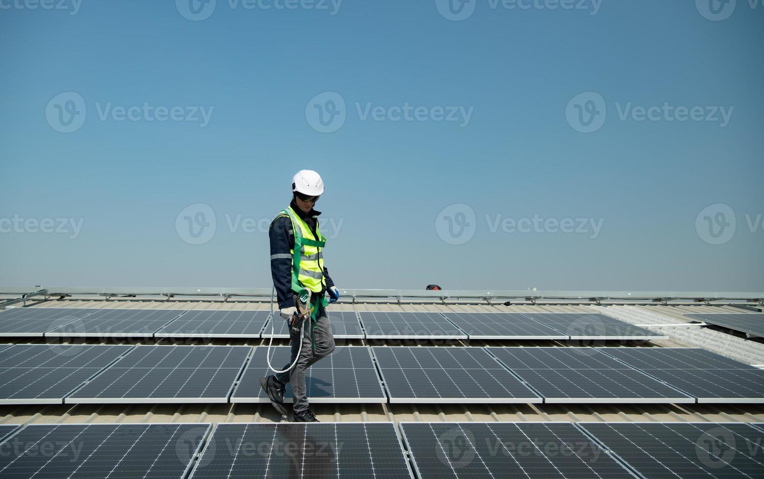 verantwortlicher ingenieur für die installation von sonnenkollektoren die installation von solarenergie foto