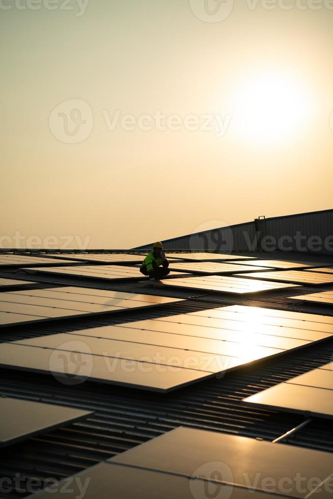 Techniker bieten vierteljährliche Wartungsdienste für Solarzellen auf dem Fabrikdach an foto