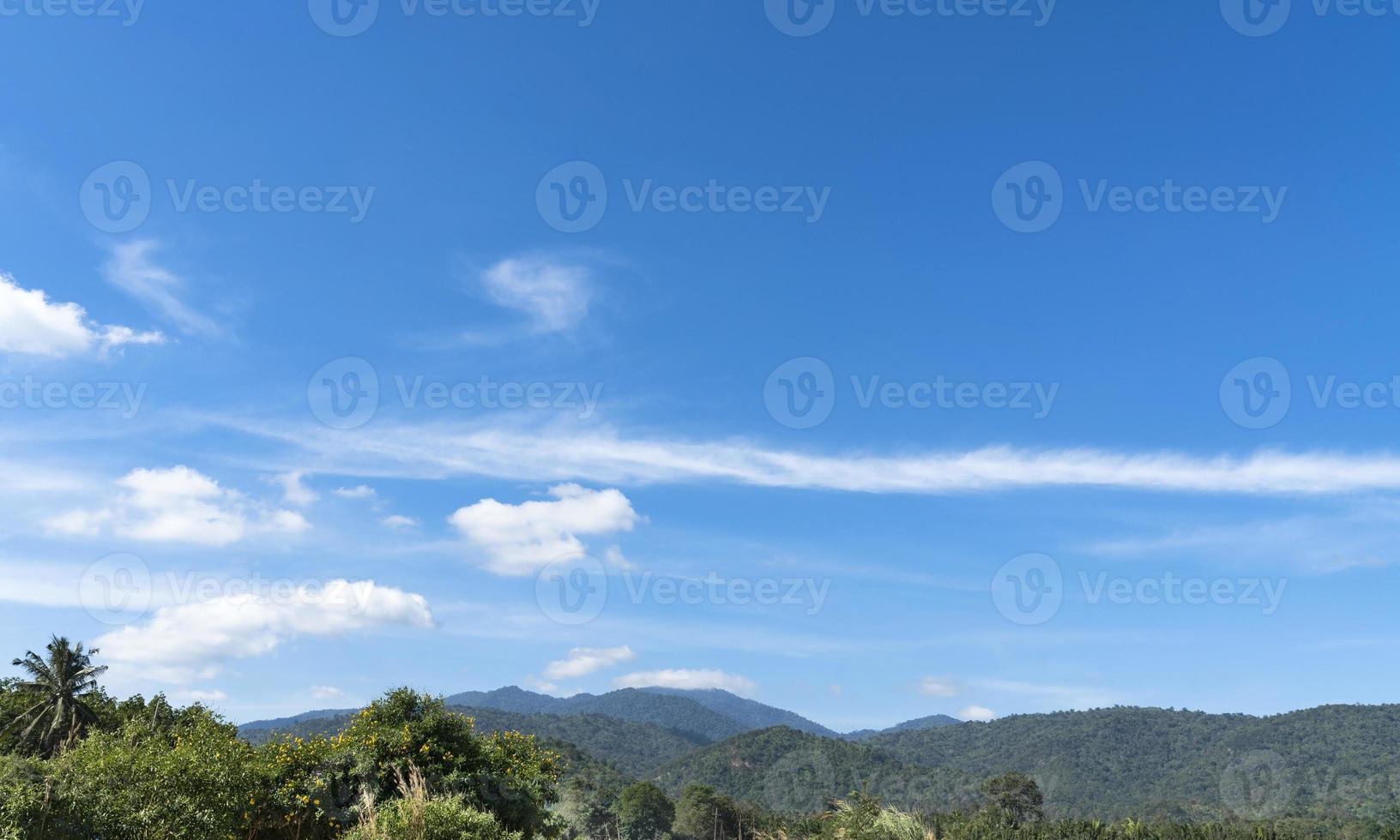 himmel mit wolken, bergsommer in thailand, schöner tropischer hintergrund für reiselandschaft foto