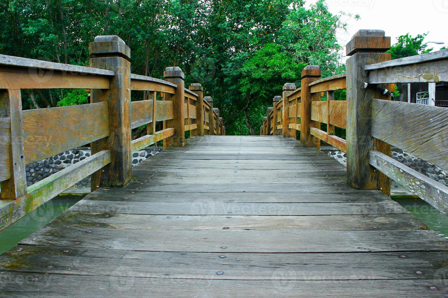 die schönheit der roten brücke am mertasari beach bali foto