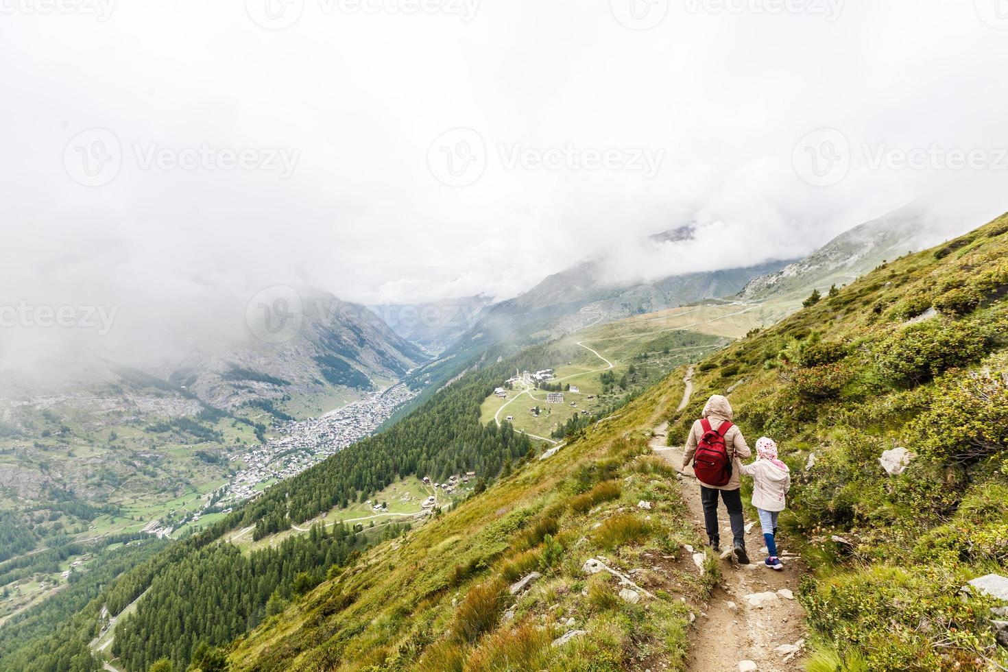 erstaunliche Berglandschaft mit bewölktem Himmel, natürlicher Reisehintergrund im Freien. Beauty-Welt. foto