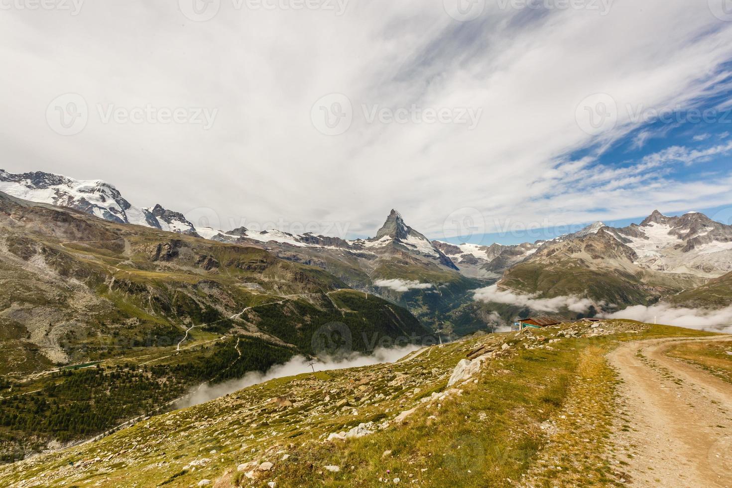 erstaunliche aussicht auf den touristischen weg in der nähe des matterhorns in den schweizer alpen. foto