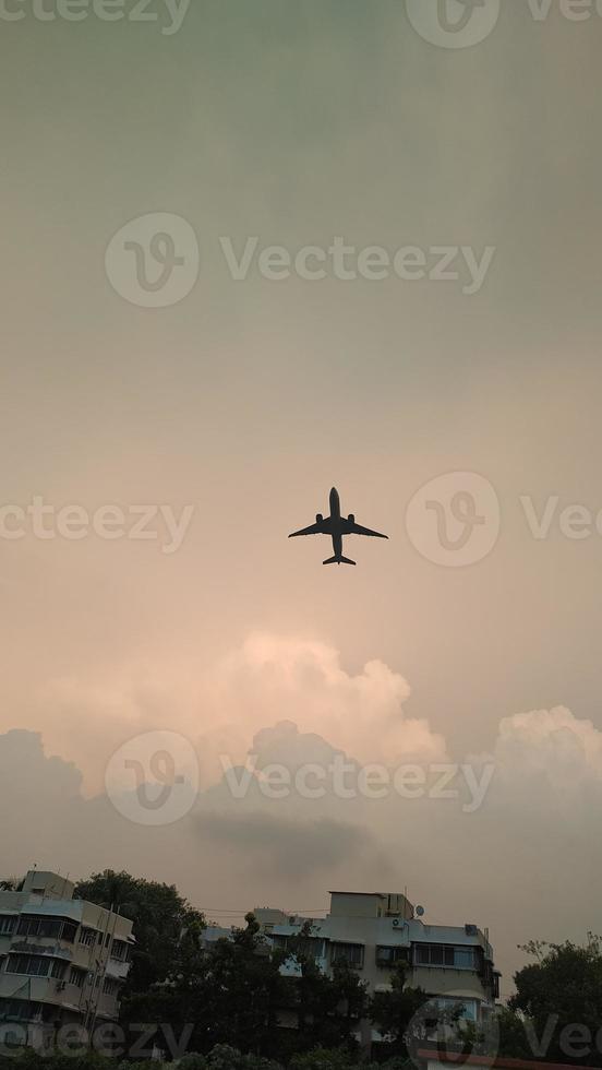 Flugzeug fliegt über Wohngebiet foto