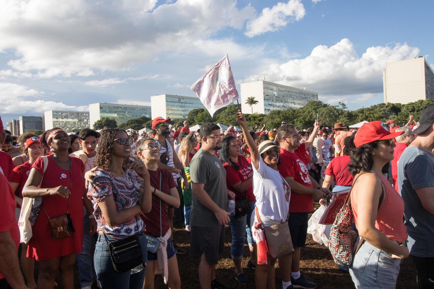 brasilia, df, brasilien 1. jan 2023 lula-anhänger versammeln sich vor dem nationalen kongress und zeigen unterstützung für präsident lula foto