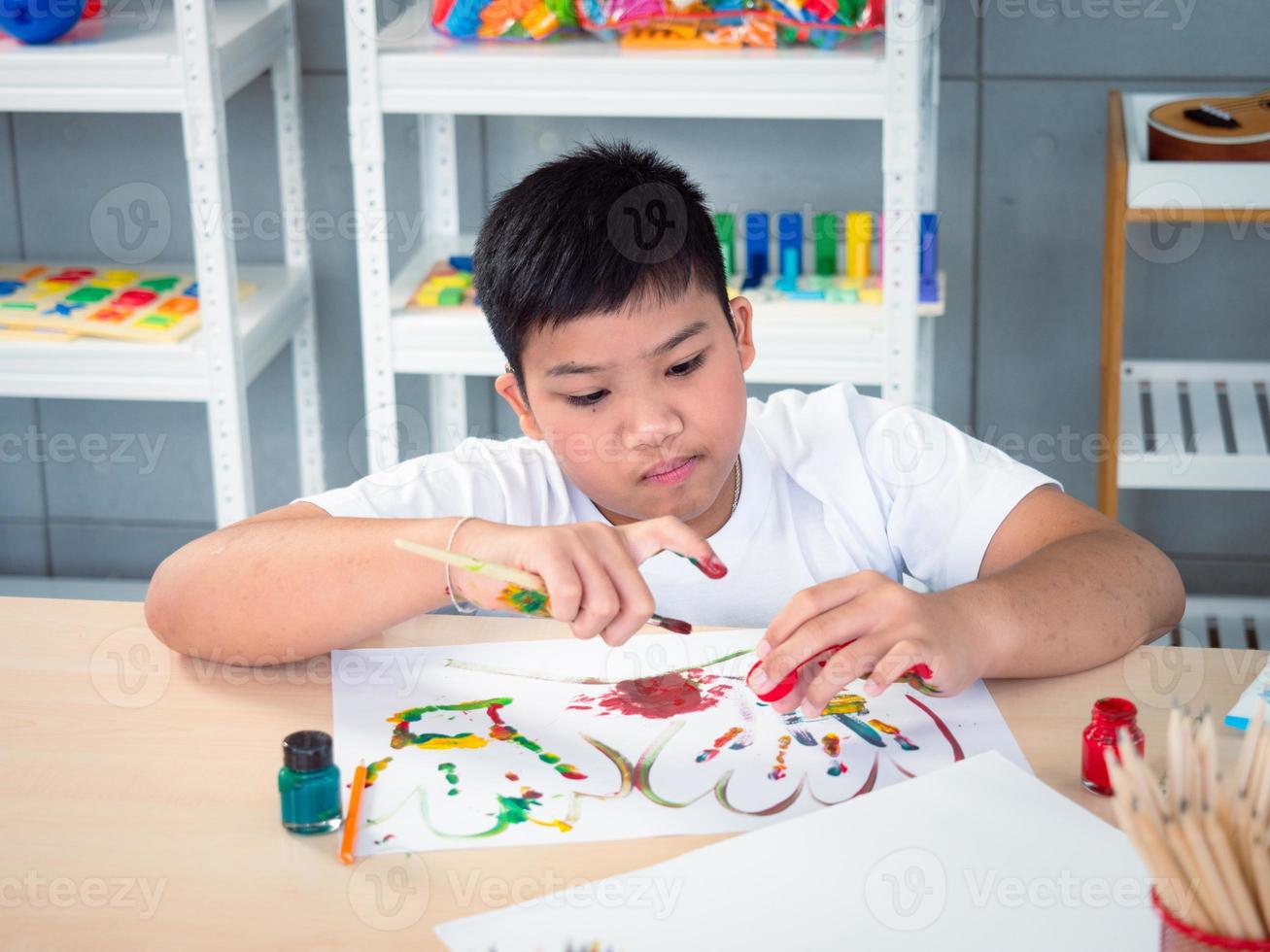 eine fröhliche Gruppe kreativer Kunstunterricht für Kinder und ihren Lehrer im Schulklassenzimmer, glückliche Schulkinder, die während einer Unterrichtsstunde im Klassenzimmer ein interessantes Brettspiel spielen foto