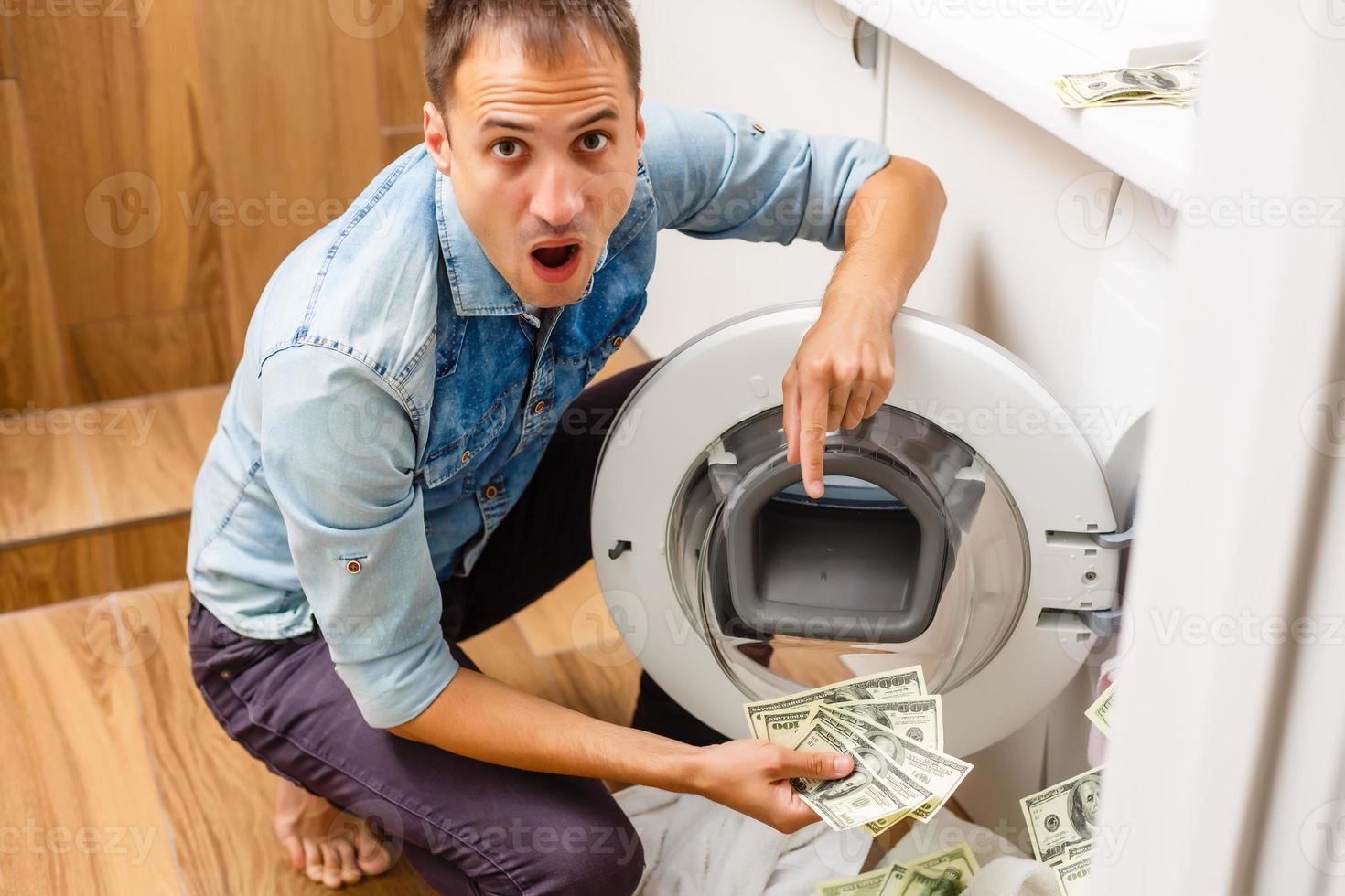 Frau, die Geld in die Waschmaschine steckt, Nahaufnahme foto