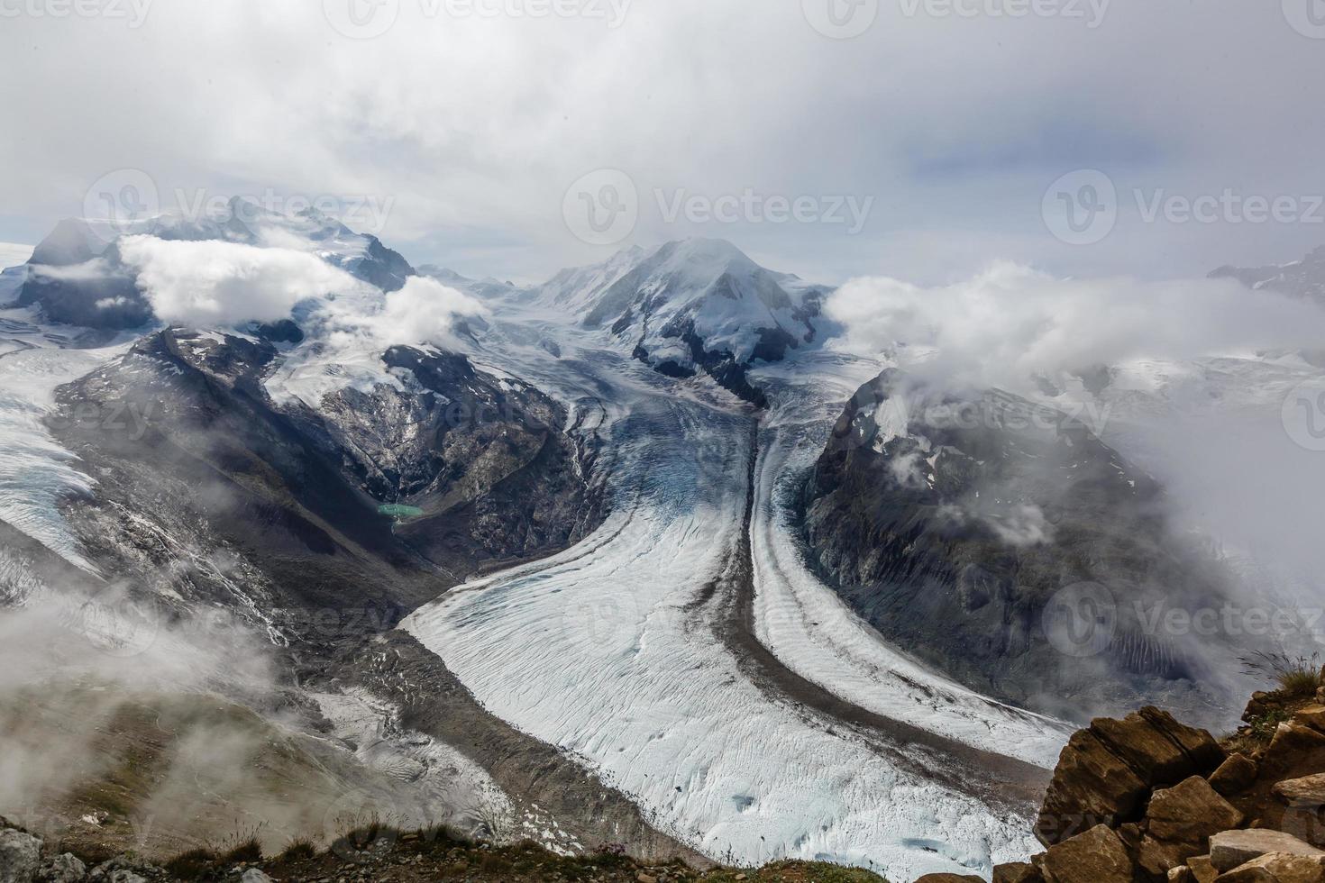 panorama der atemberaubenden berge und gletscher oben, schweiz. foto