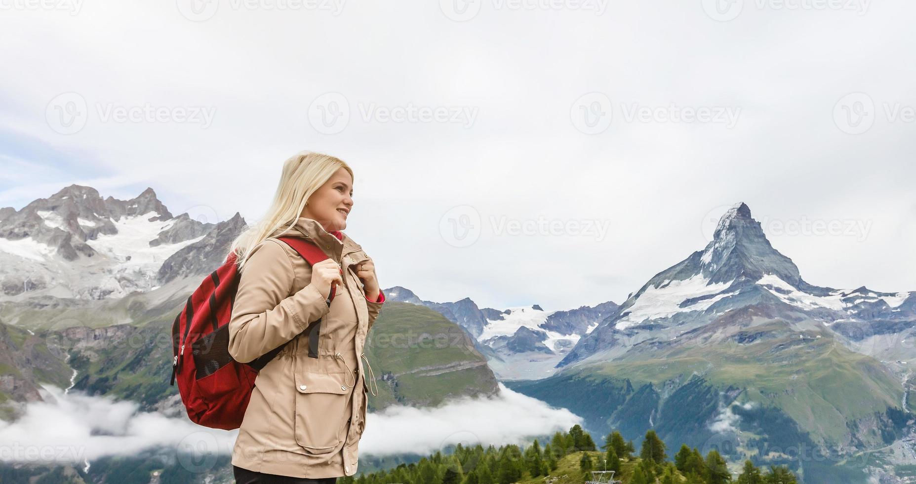 wandern - wandererfrau auf trek mit dem rucksack, der gesunden aktiven lebensstil lebt. wanderermädchen, das auf wanderung in der bergnaturlandschaft in den schweizer alpen, schweiz geht. foto