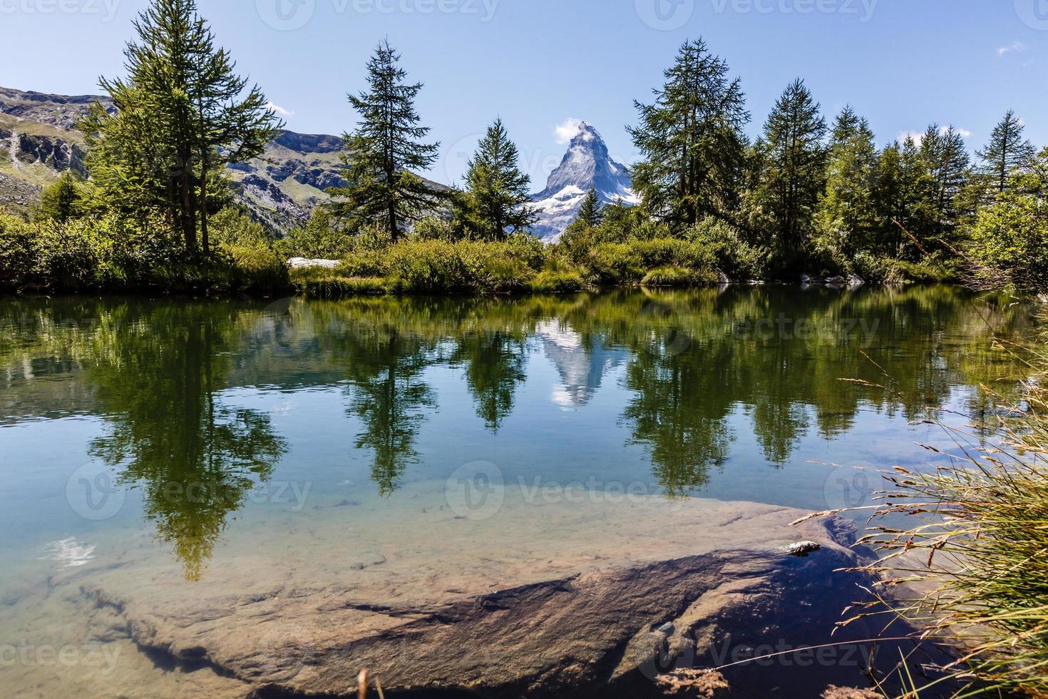 Matterhorn hinter einem wunderschönen See foto