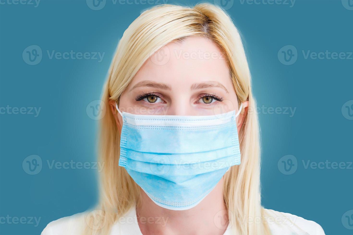 Frau mit medizinischer Maske zum Schutz vor Influenza. geringe Schärfentiefe. Kopieren Sie Platz für Ihren Text. foto