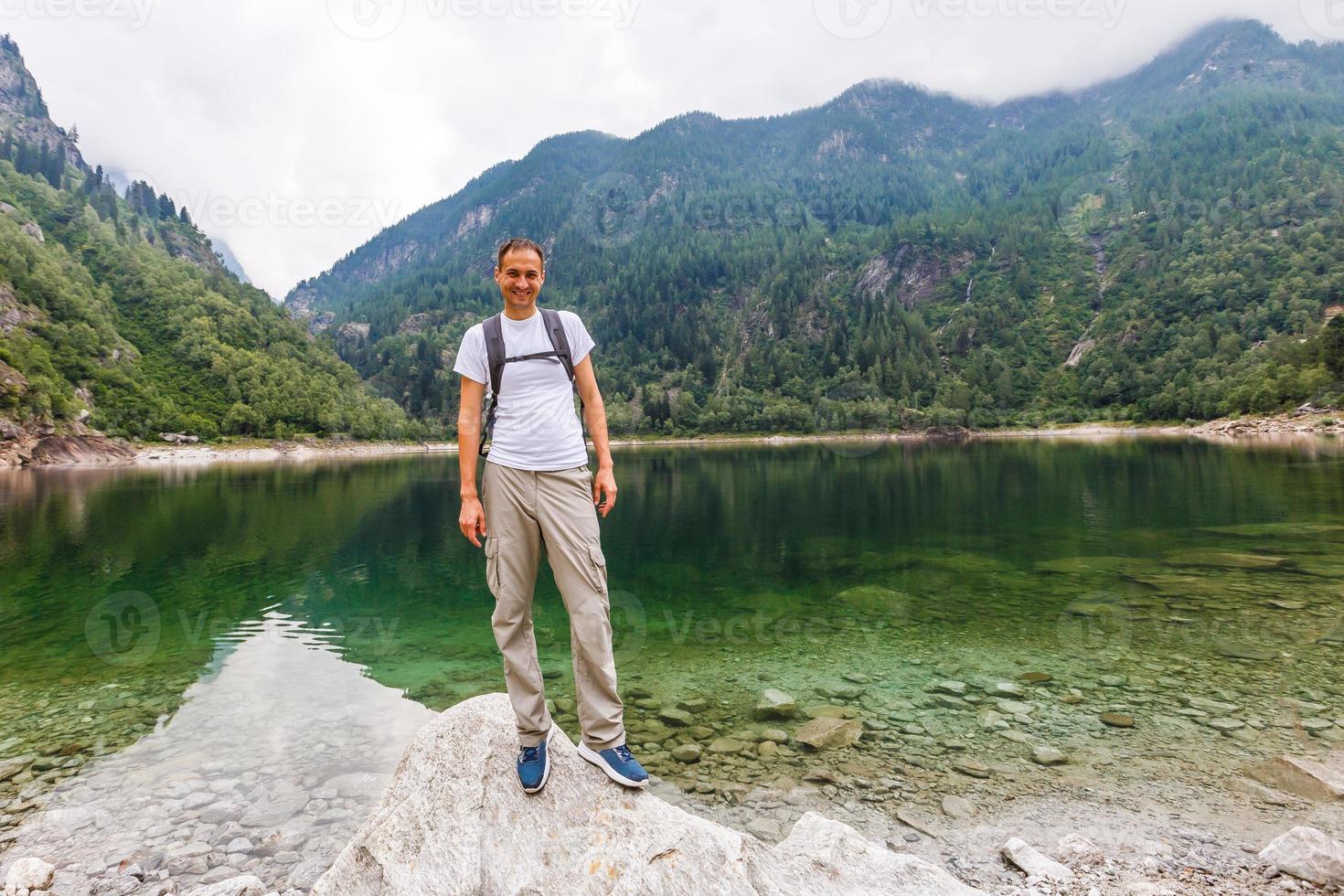 Mann Tourist allein in der Nähe des Sees foto