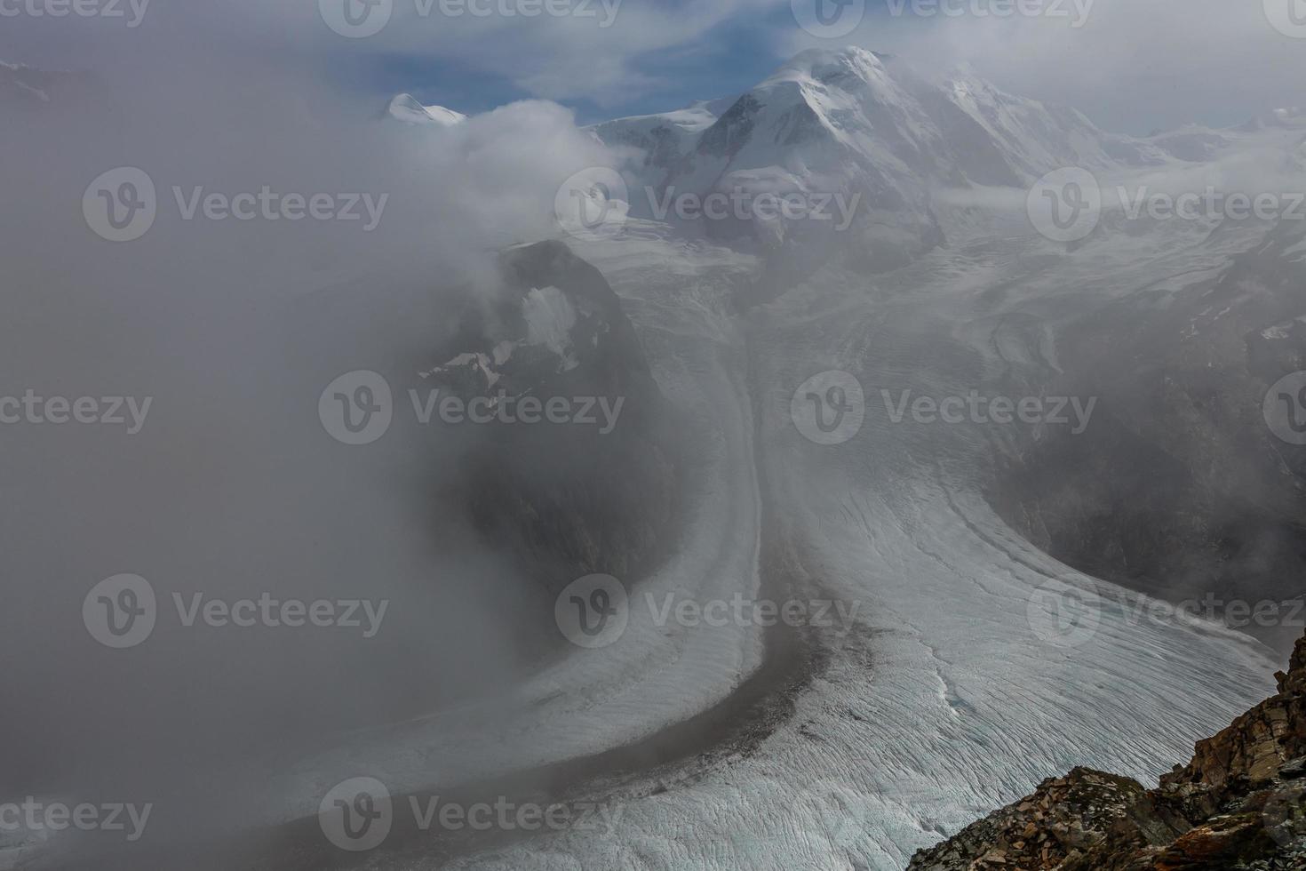 luftbild der alpen in der schweiz. Gletscher foto