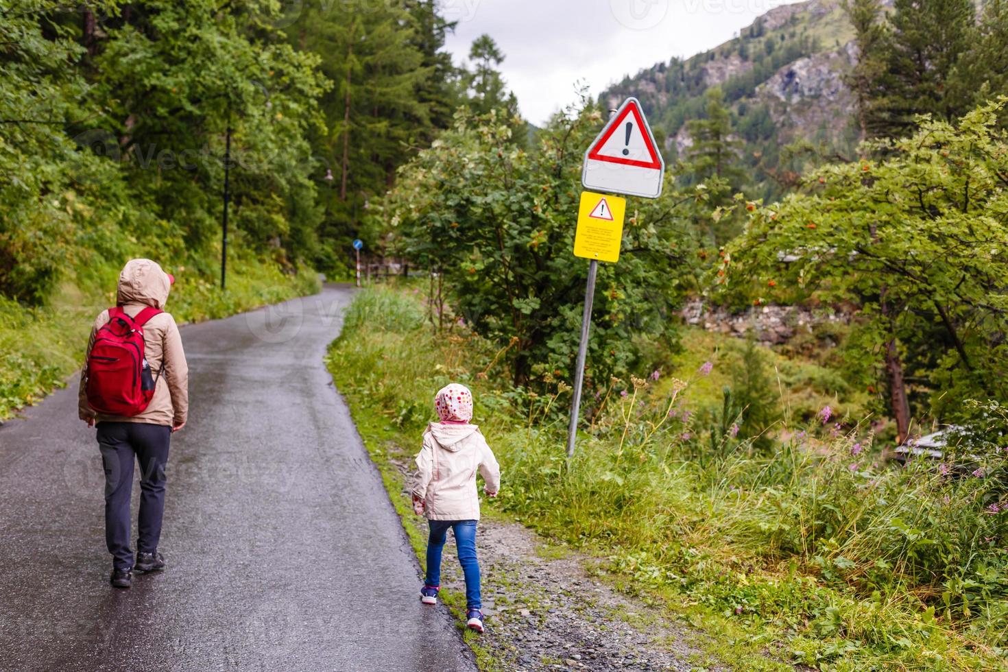 touristische mädchen mutter und tochter und bergblick foto