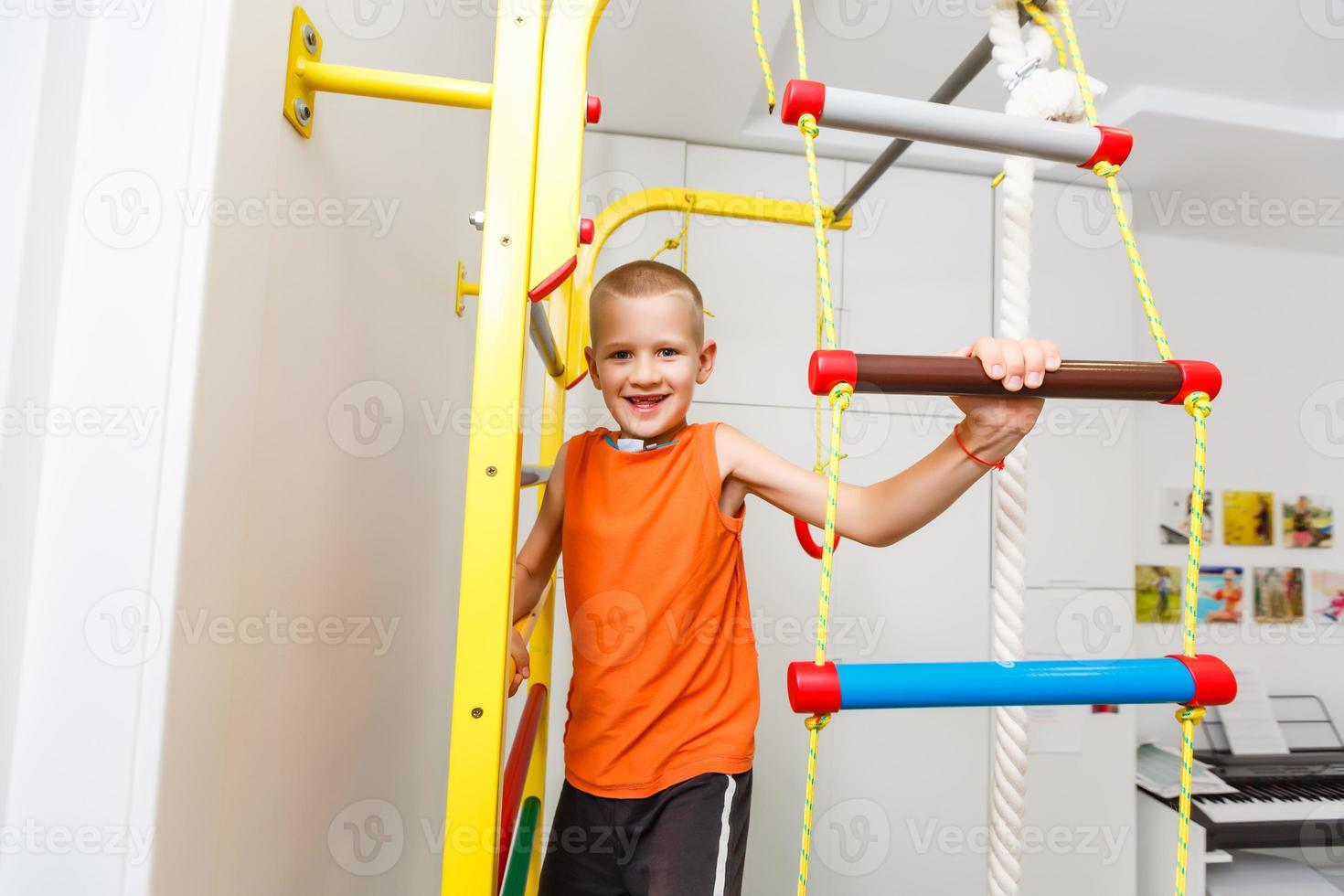 Kinder spielen im Kinderzimmer drinnen foto