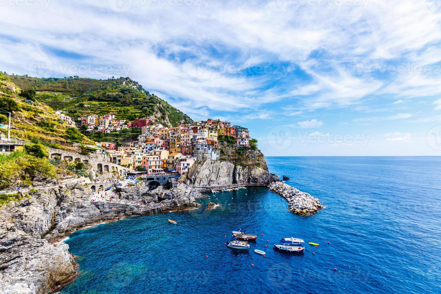 Blick auf die bunten Häuser entlang der Küste der Cinque Terre in Riomaggiore, Italien foto