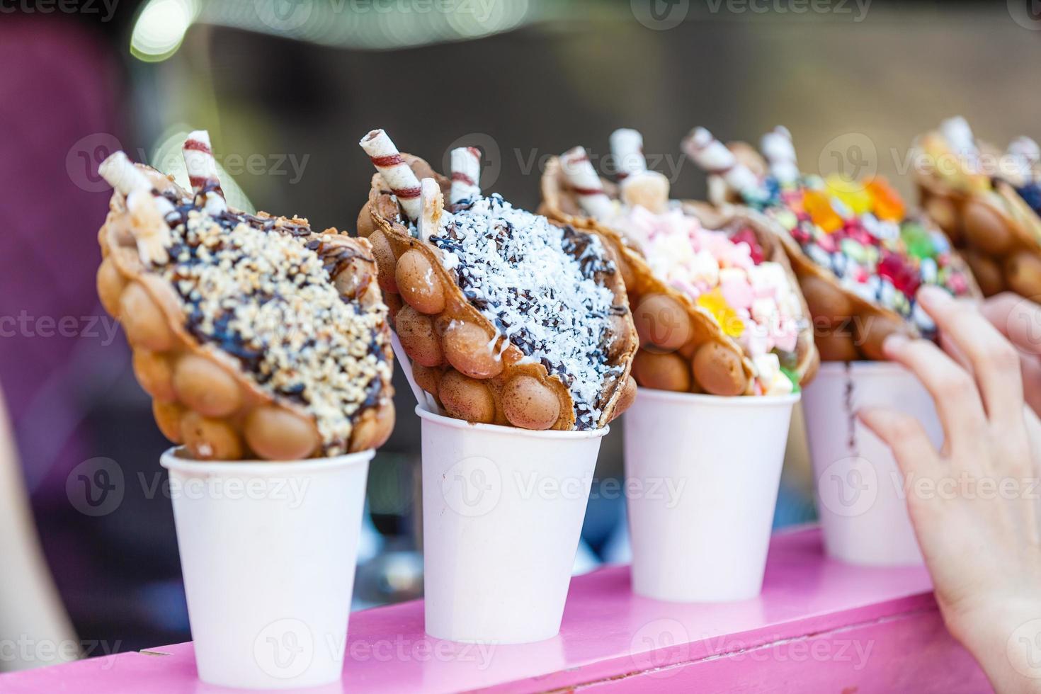 Vanilleeis-Bubble-Waffel mit Früchten und Süßigkeiten foto