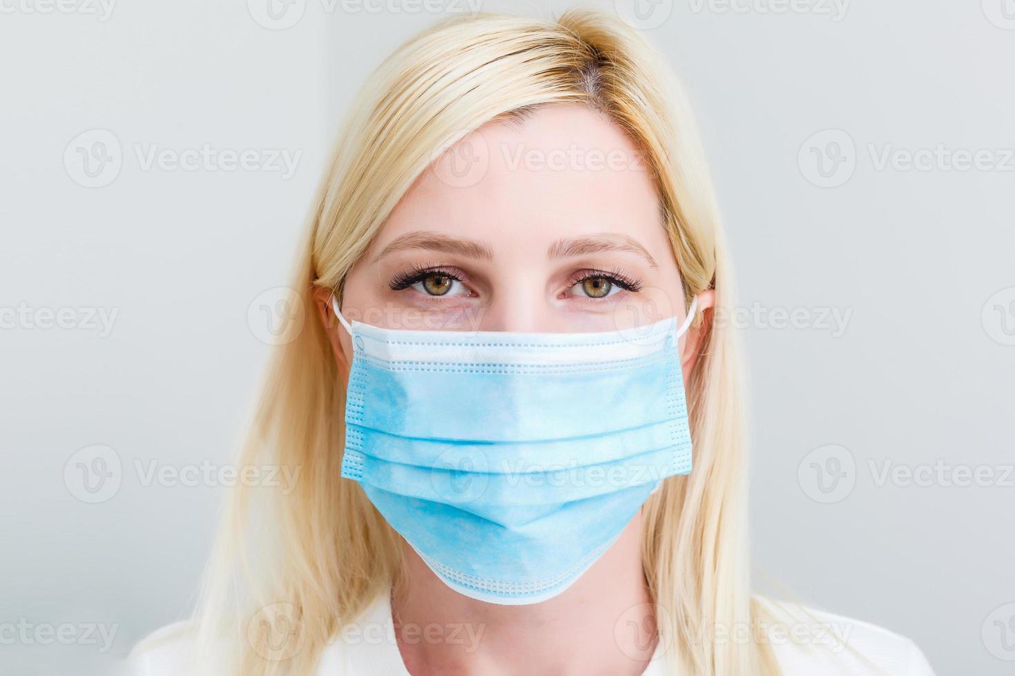Frau mit medizinischer Maske zum Schutz vor Influenza. geringe Schärfentiefe. Kopieren Sie Platz für Ihren Text. foto