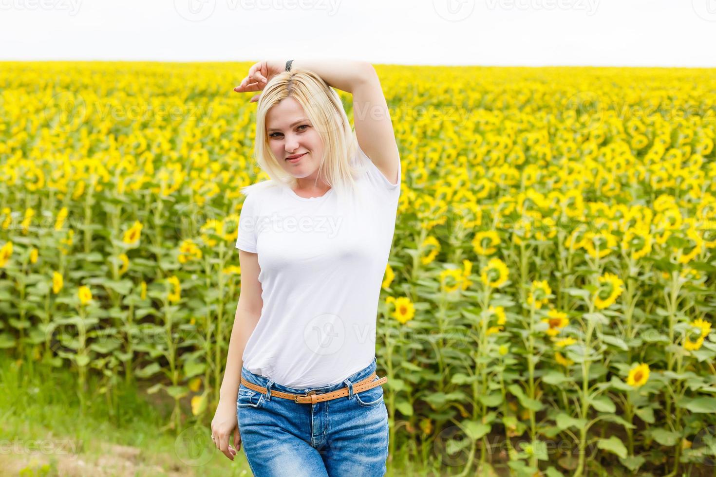 junge schöne Frau zwischen Sonnenblumen foto