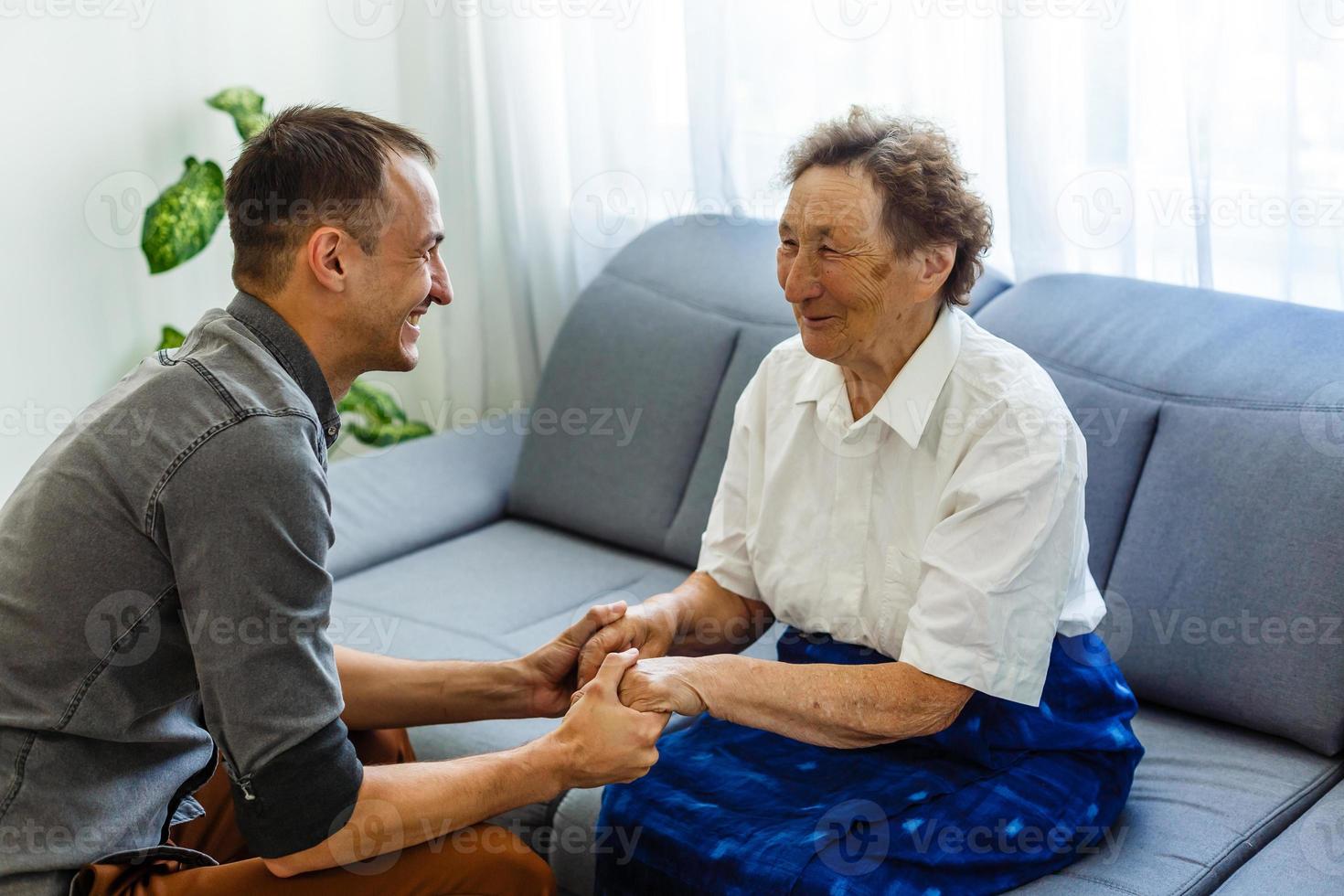 Seniorin mit ihrer häuslichen Pflegekraft foto