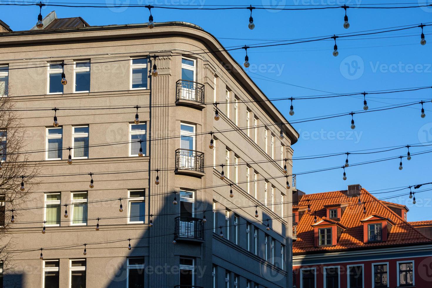 Blick auf das Stadtzentrum von Riga an einem sonnigen Morgen foto