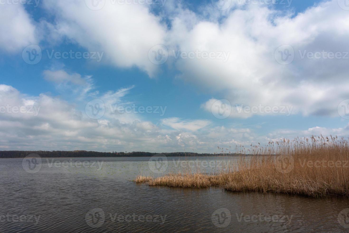 bewölkte Landschaft im See foto