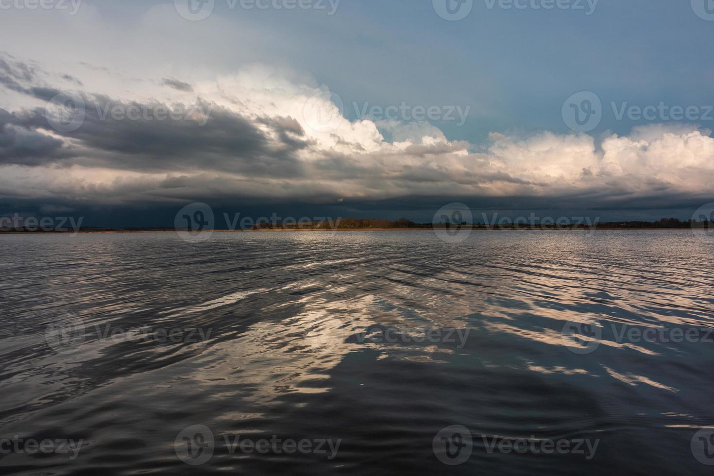 bewölkte Landschaft im See foto