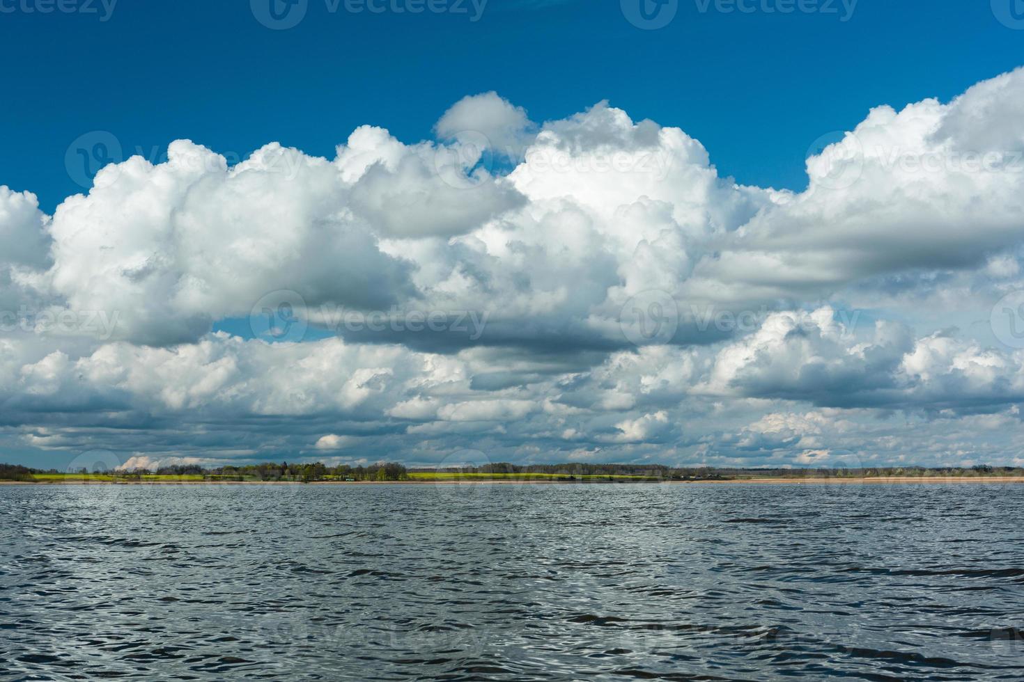 bewölkte Landschaft im See foto