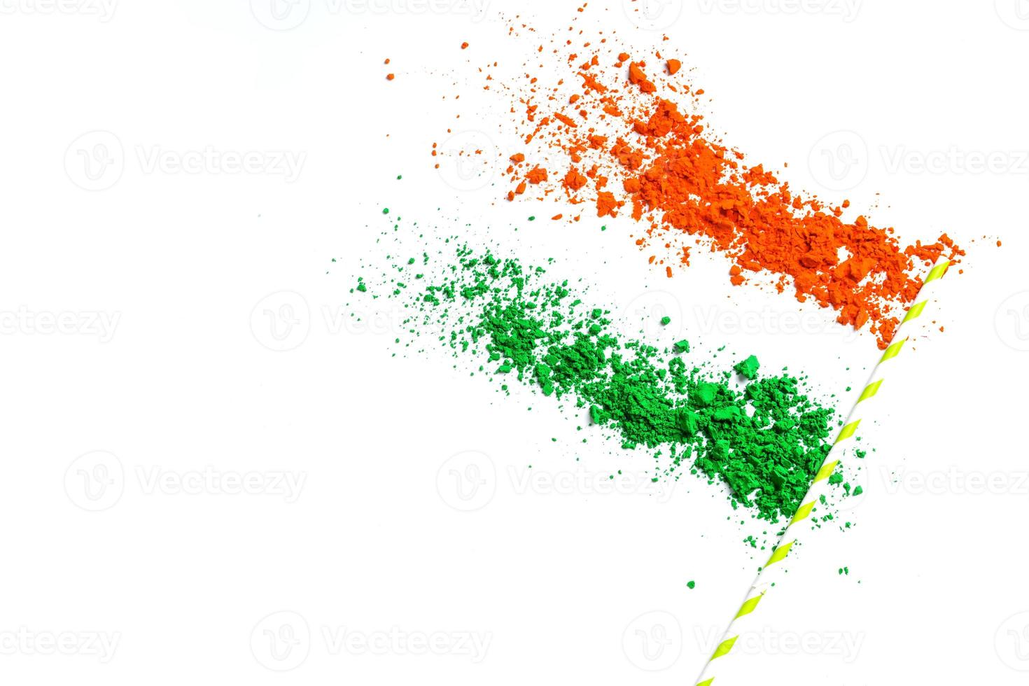 konzept für den indischen unabhängigkeitstag und den tag der republik dreifarbig auf weißem hintergrund foto