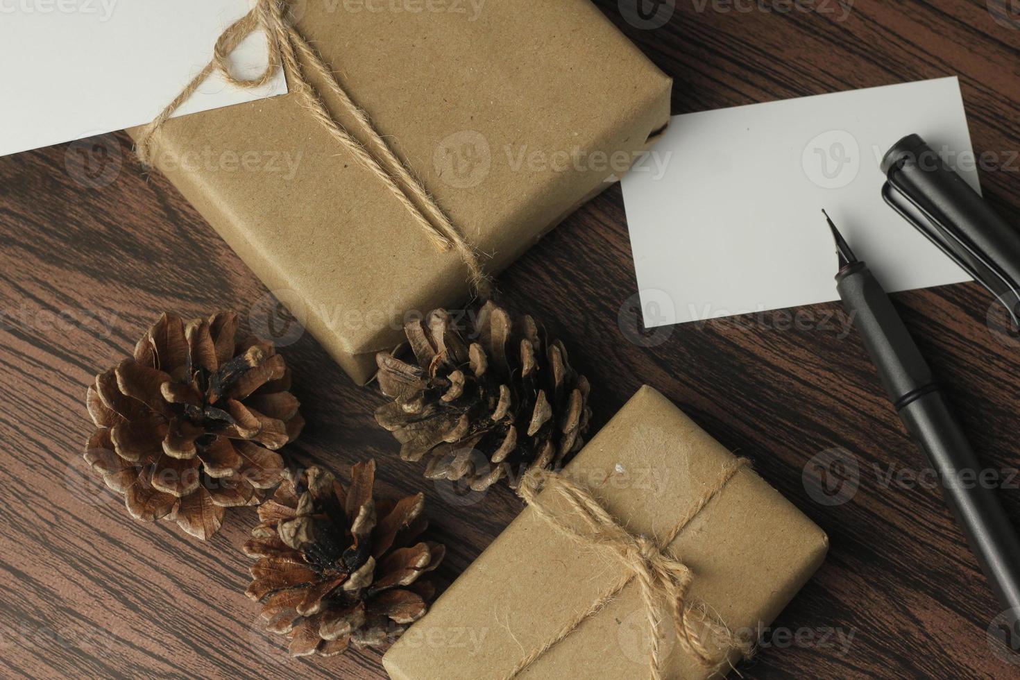 Geburtstagsgeschenkboxen aus recyceltem Papier werden auf dem Tisch vorbereitet, Draufsicht, Flatlay. foto