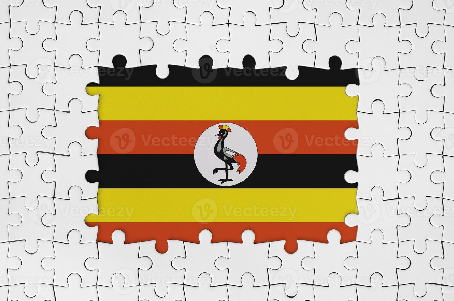 Uganda-Flagge im Rahmen aus weißen Puzzleteilen mit fehlendem Mittelteil foto