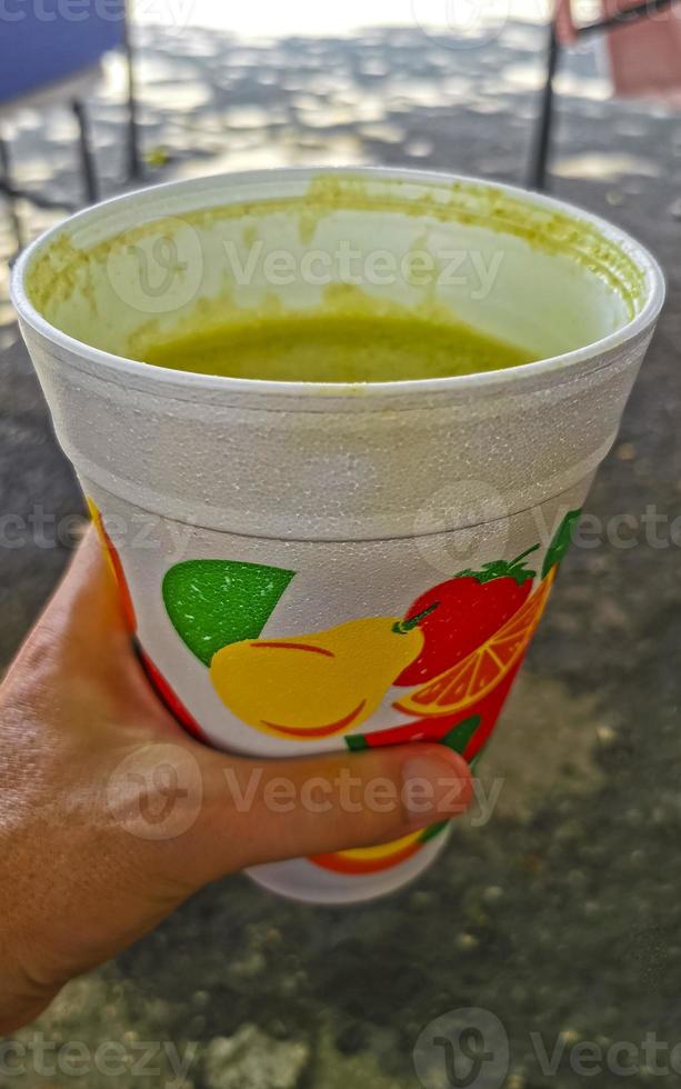 grüner gesunder saft-smoothi in to go cup in mexiko. foto