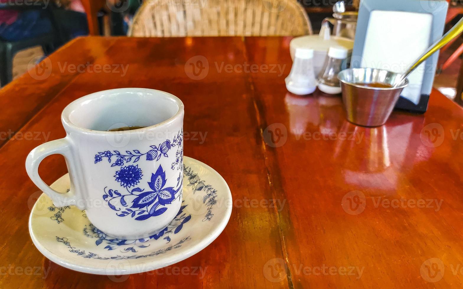 blauer weißer tassentopf mit schwarzem kaffeeholztisch mexiko. foto