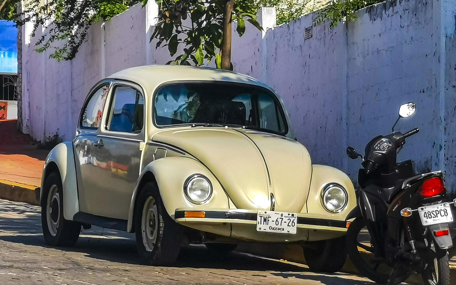 puerto escondido oaxaca mexiko 2022 verschiedene bunt getunte autos und klassische oldtimer mexiko. foto