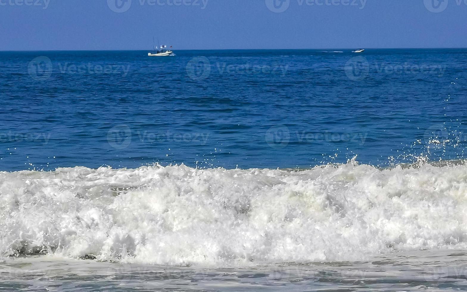 extrem riesige große surferwellen am strand puerto escondido mexiko. foto