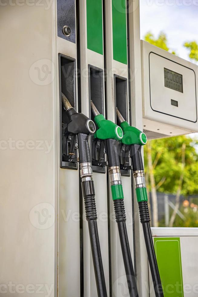 Benzinsäule zum Auftanken. Waffen zum Auftanken an einer Tankstelle schließen foto