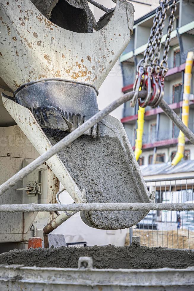 Abladen von Beton aus dem Betonmischer. Beton für die Bauindustrie. foto